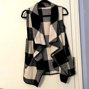 Black and white Sleeveless cardigan/vest